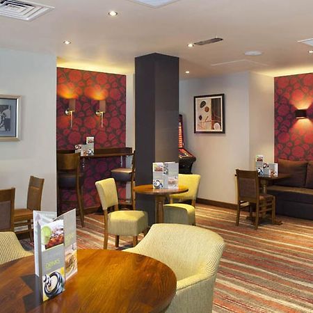 Premier Inn Camberley Exteriör bild