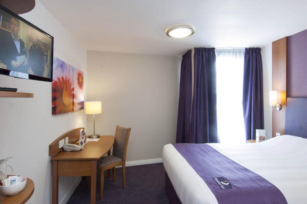 Premier Inn Camberley Rum bild