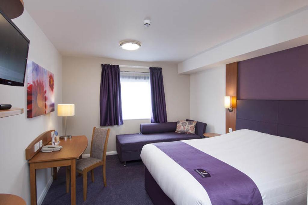 Premier Inn Camberley Rum bild