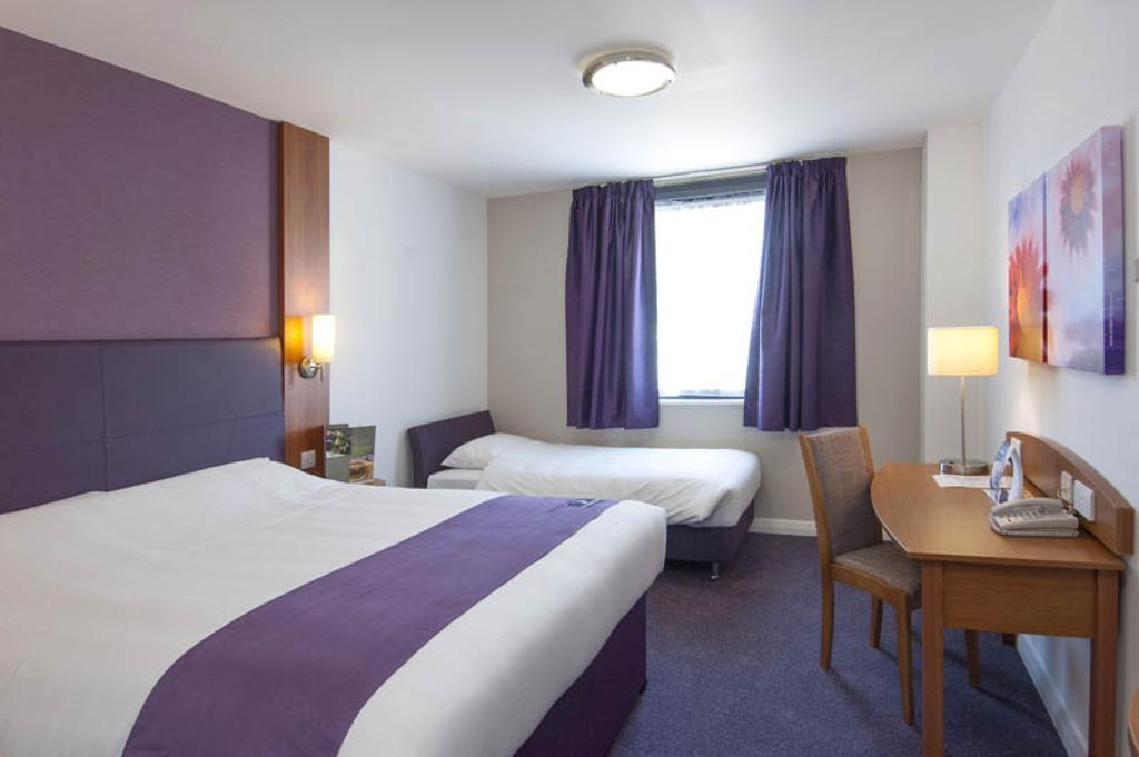 Premier Inn Camberley Rum bild