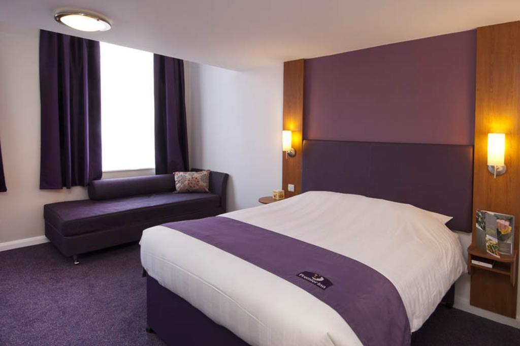 Premier Inn Camberley Rum bild