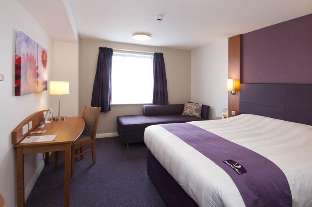 Premier Inn Camberley Exteriör bild