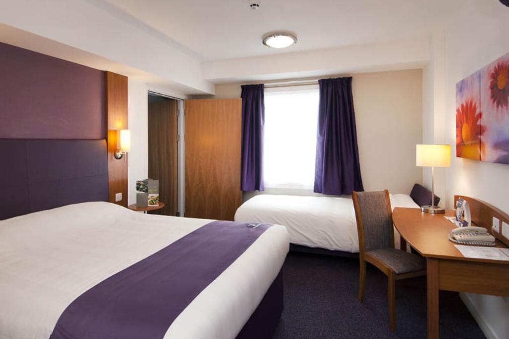 Premier Inn Camberley Rum bild