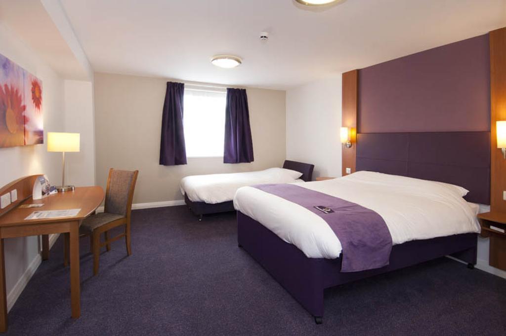 Premier Inn Camberley Rum bild
