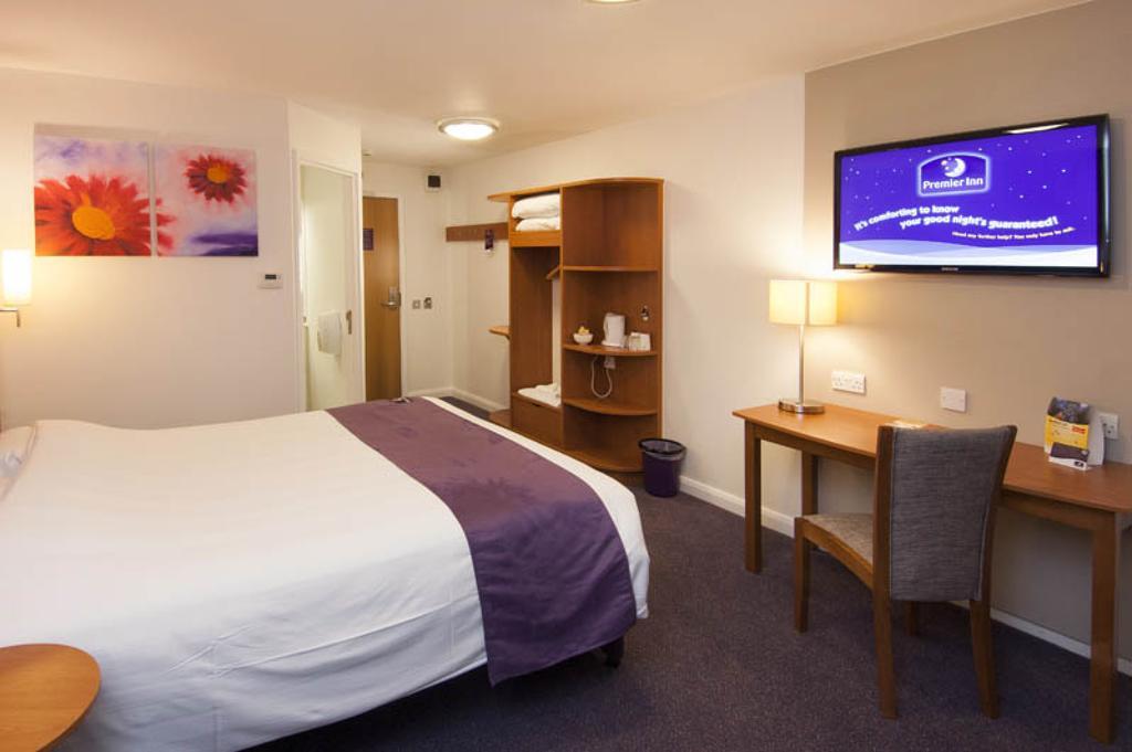 Premier Inn Camberley Exteriör bild