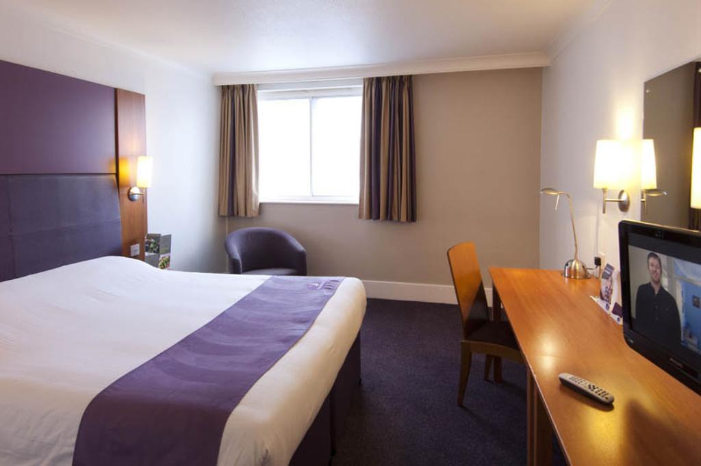 Premier Inn Camberley Exteriör bild