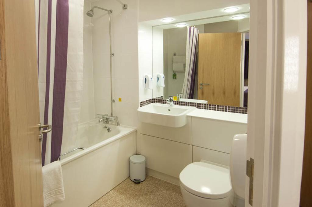 Premier Inn Camberley Rum bild