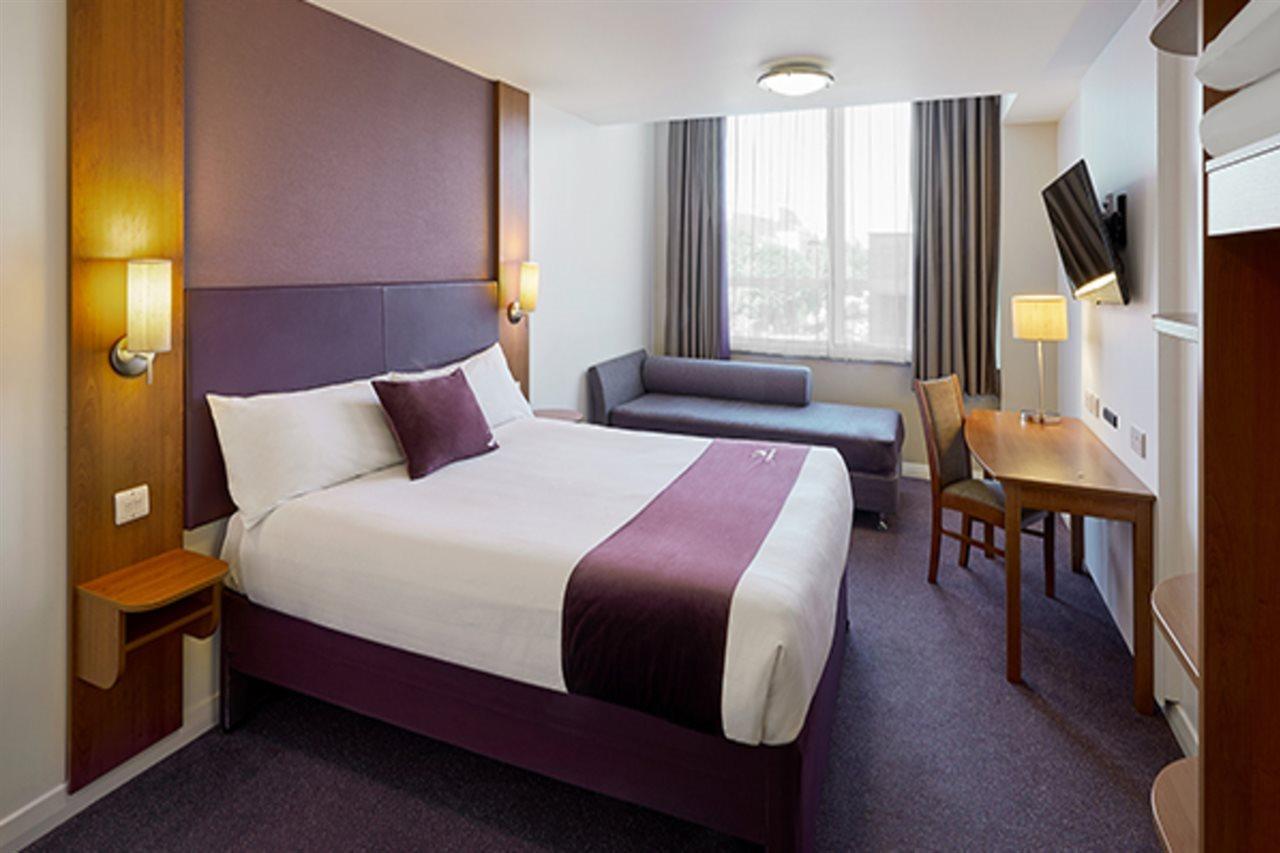Premier Inn Camberley Exteriör bild