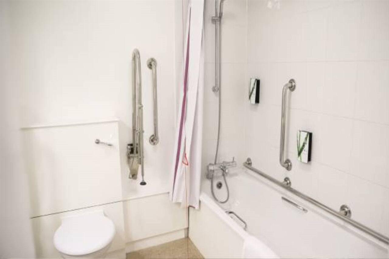 Premier Inn Camberley Exteriör bild