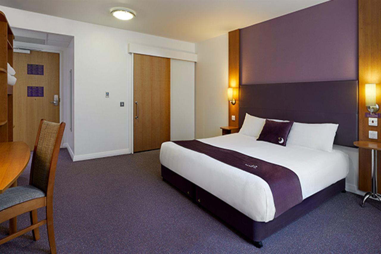 Premier Inn Camberley Exteriör bild
