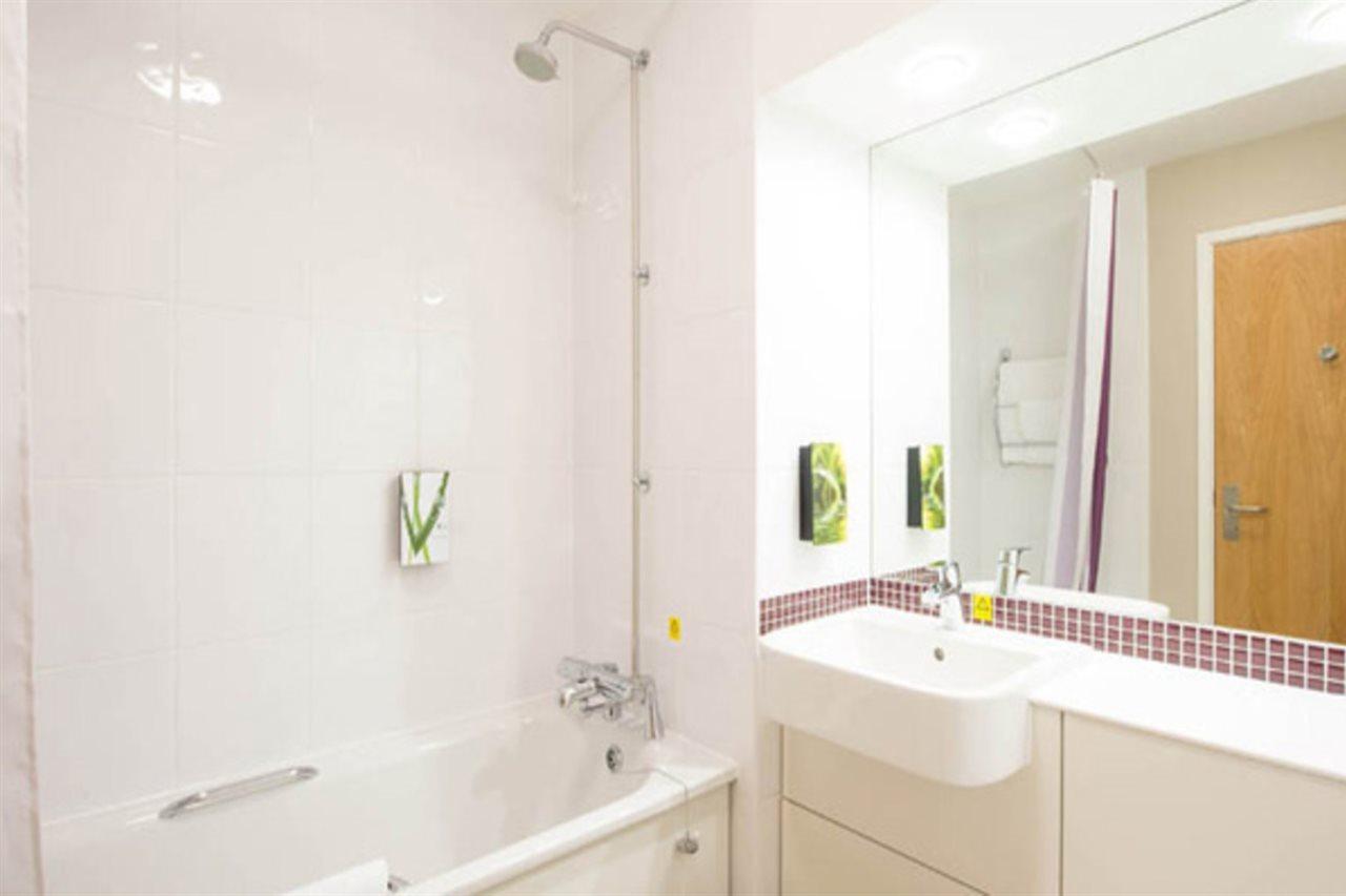 Premier Inn Camberley Exteriör bild