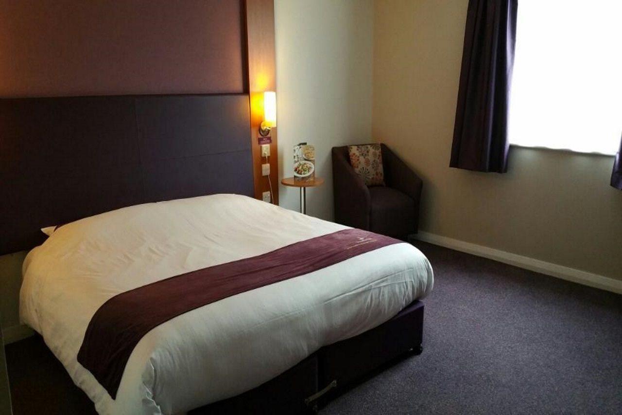Premier Inn Camberley Exteriör bild