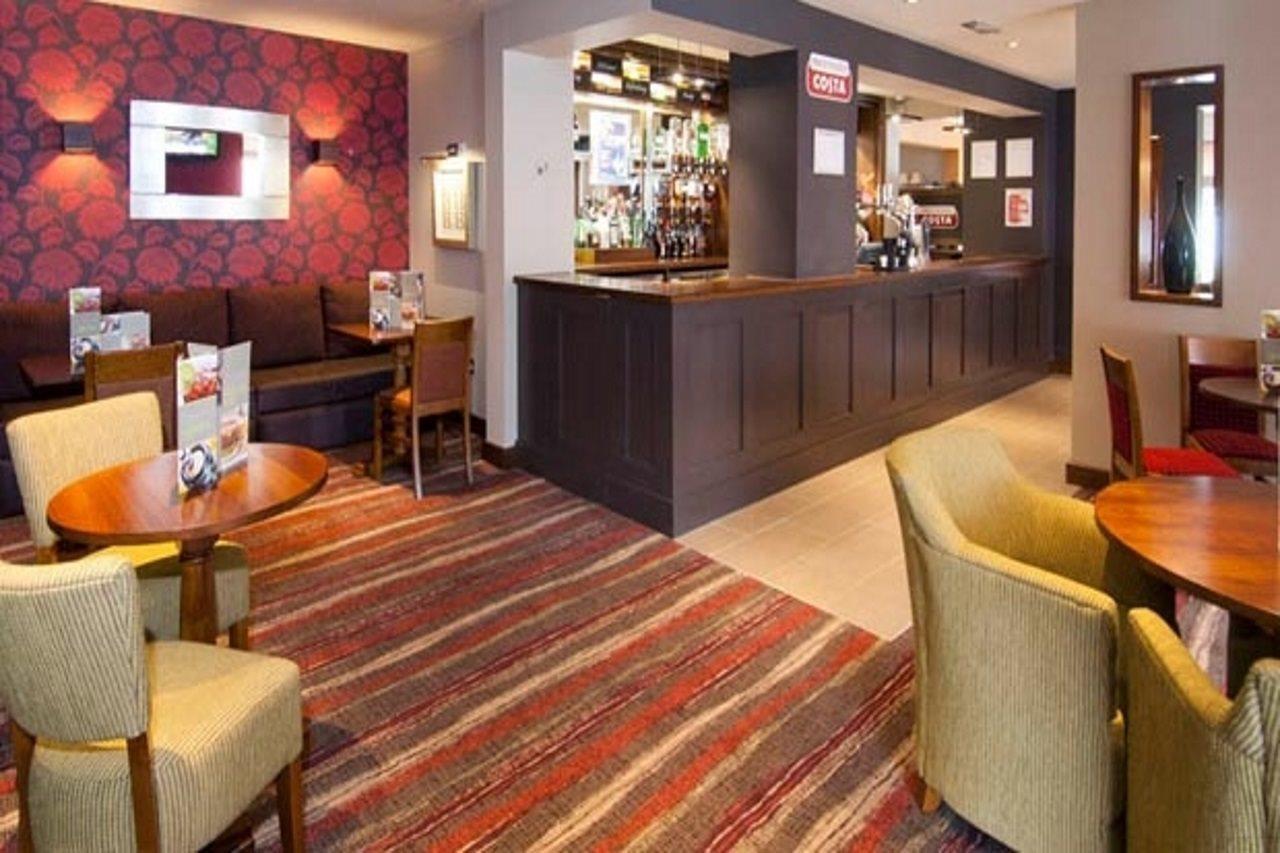 Premier Inn Camberley Exteriör bild