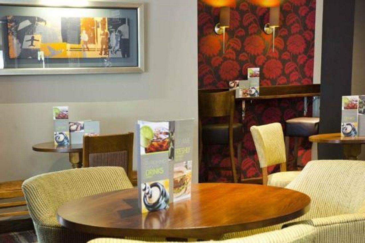 Premier Inn Camberley Exteriör bild