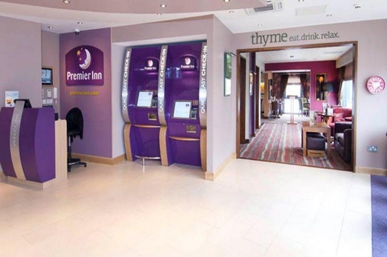 Premier Inn Camberley Exteriör bild