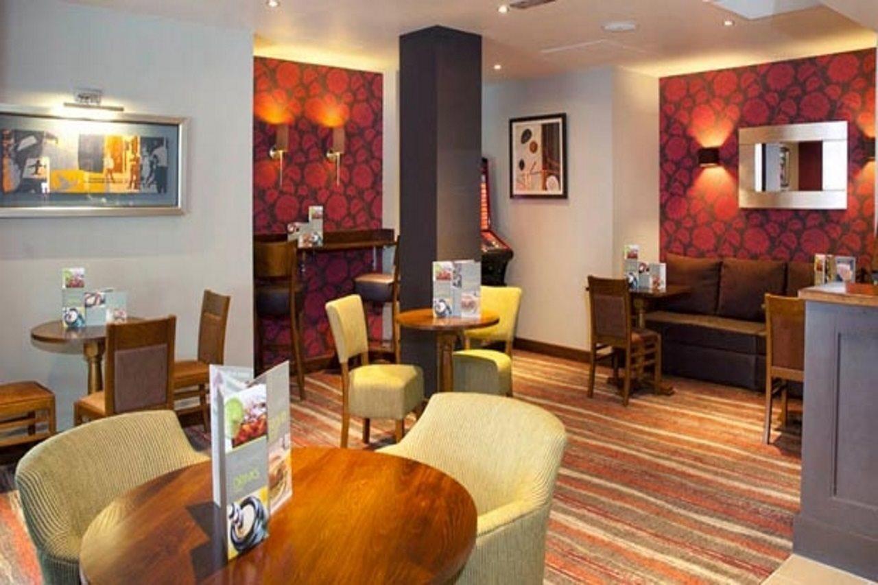 Premier Inn Camberley Exteriör bild
