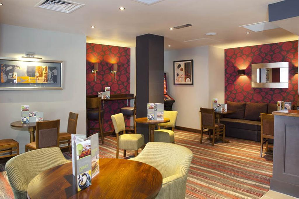 Premier Inn Camberley Exteriör bild