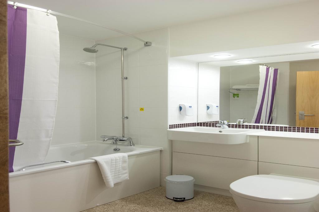 Premier Inn Camberley Exteriör bild